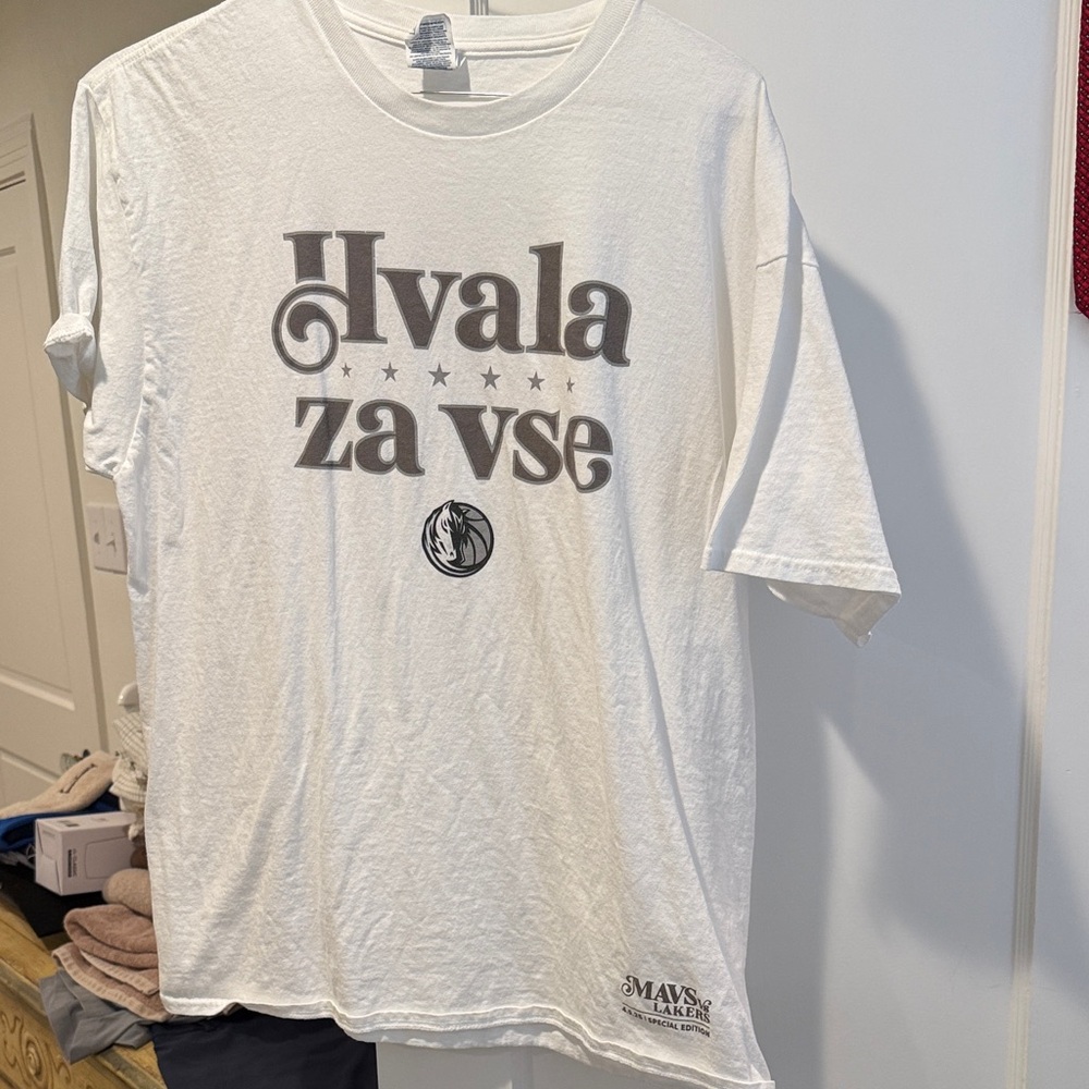 DALLAS MAVERICKS White T-Shirt NWOT!